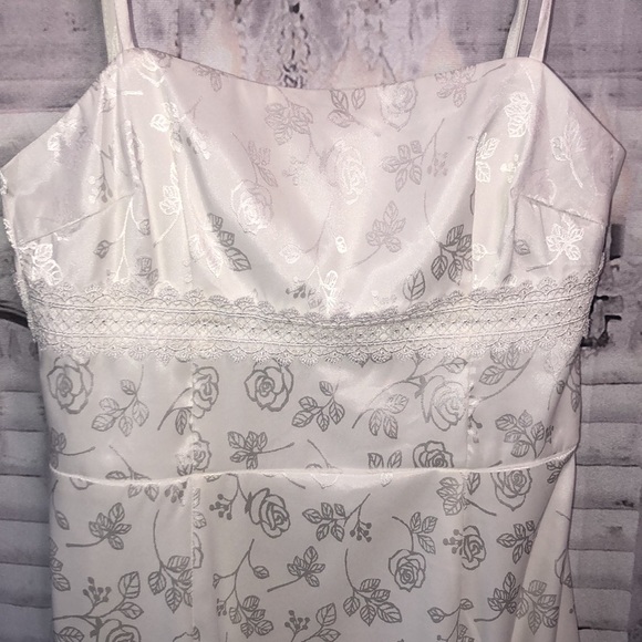 White floral print mini dress - Picture 3 of 10